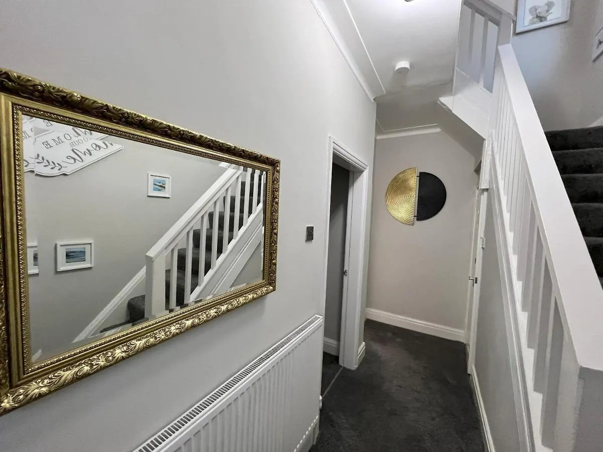 Kim Family Holiday Get-Away 4 Bedrooms 2 Baths Blackpool Dom wakacyjny