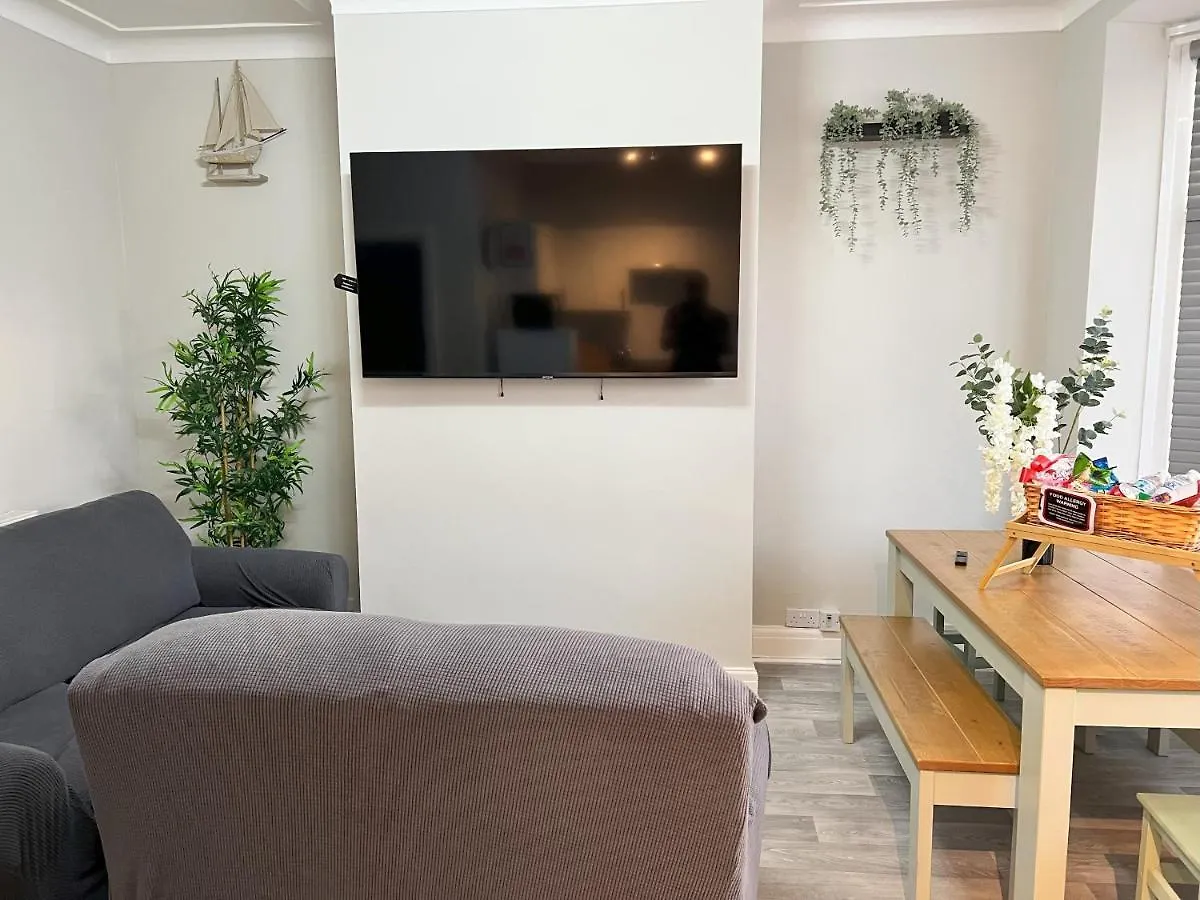 Kim Family Holiday Get-Away 4 Bedrooms 2 Baths Blackpool 0*,